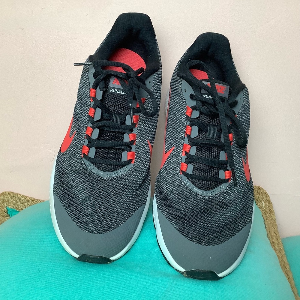Nike Run All Day Men's Size 11 Running Shoes 898464-006 Grey And Red